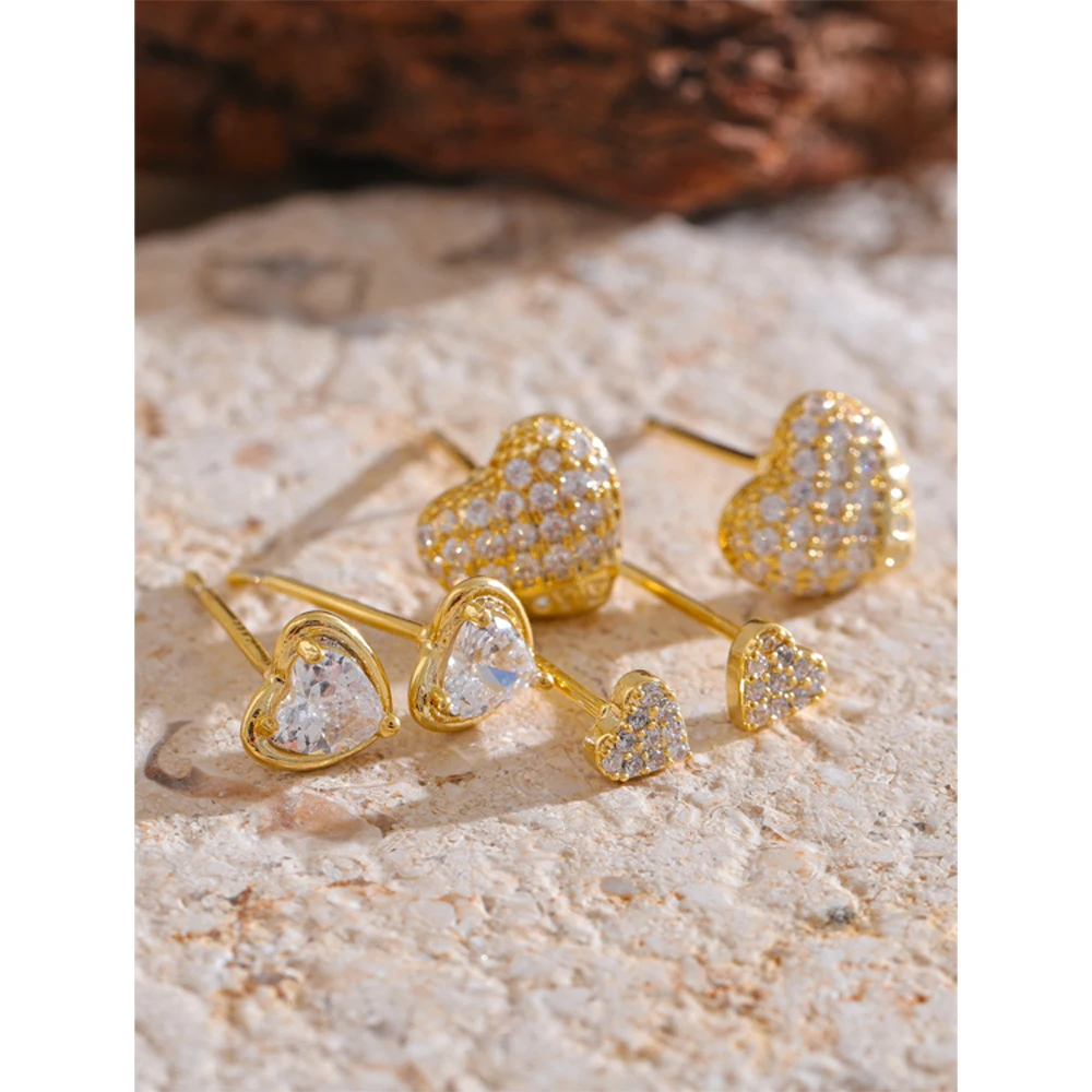 Комплект женских сережек-гвоздиков с фианитом