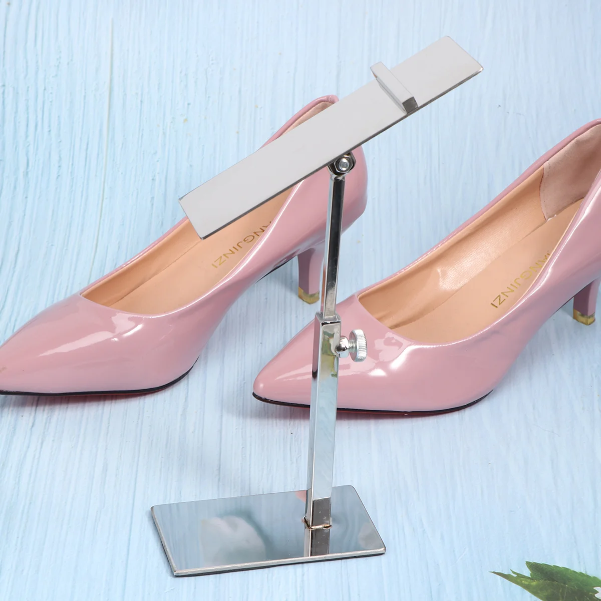 Простая витрина для обуви металлическая подставка полки на высоком каблуке