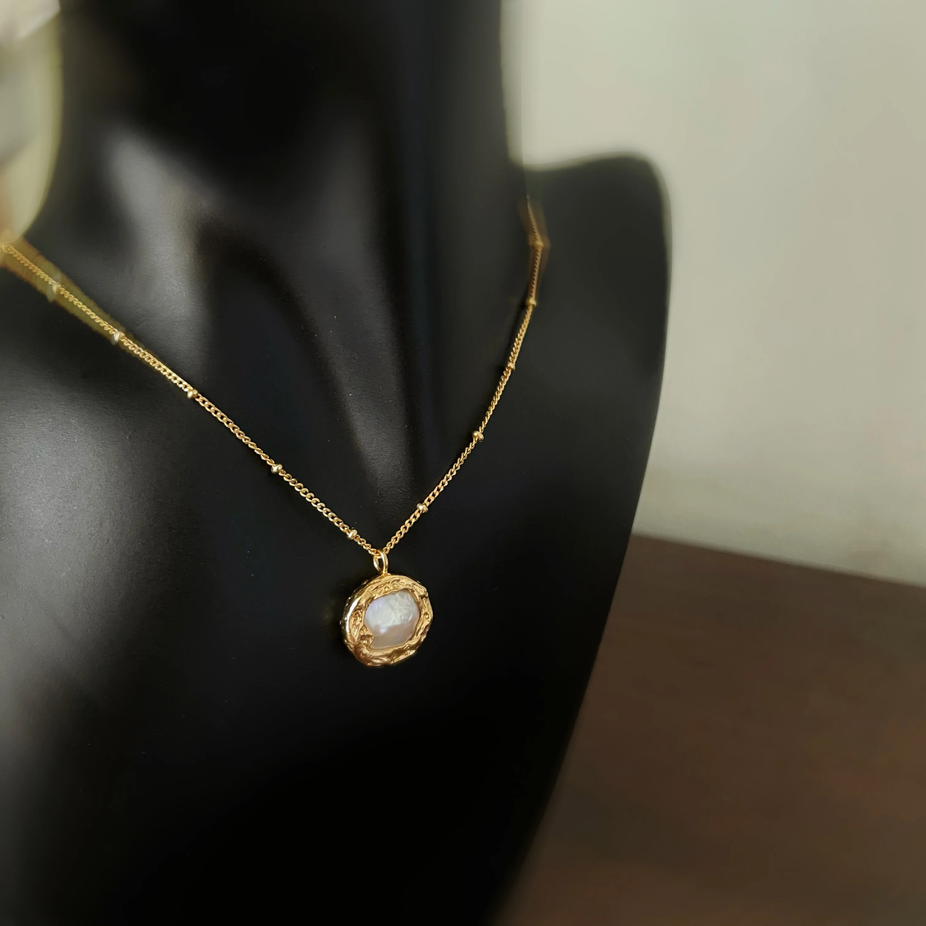 

INS vintage baroque freshwater mother-of-pearl necklace for women elegant button design summer girl chic collarbone chain