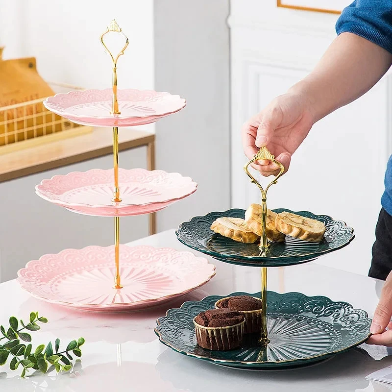 

Европейский рельефный поднос для десертов и тортов, трехслойные тарелки для фруктов, розовая керамическая двухслойная сетчатая красная многослойная стандартная тарелка для закусок