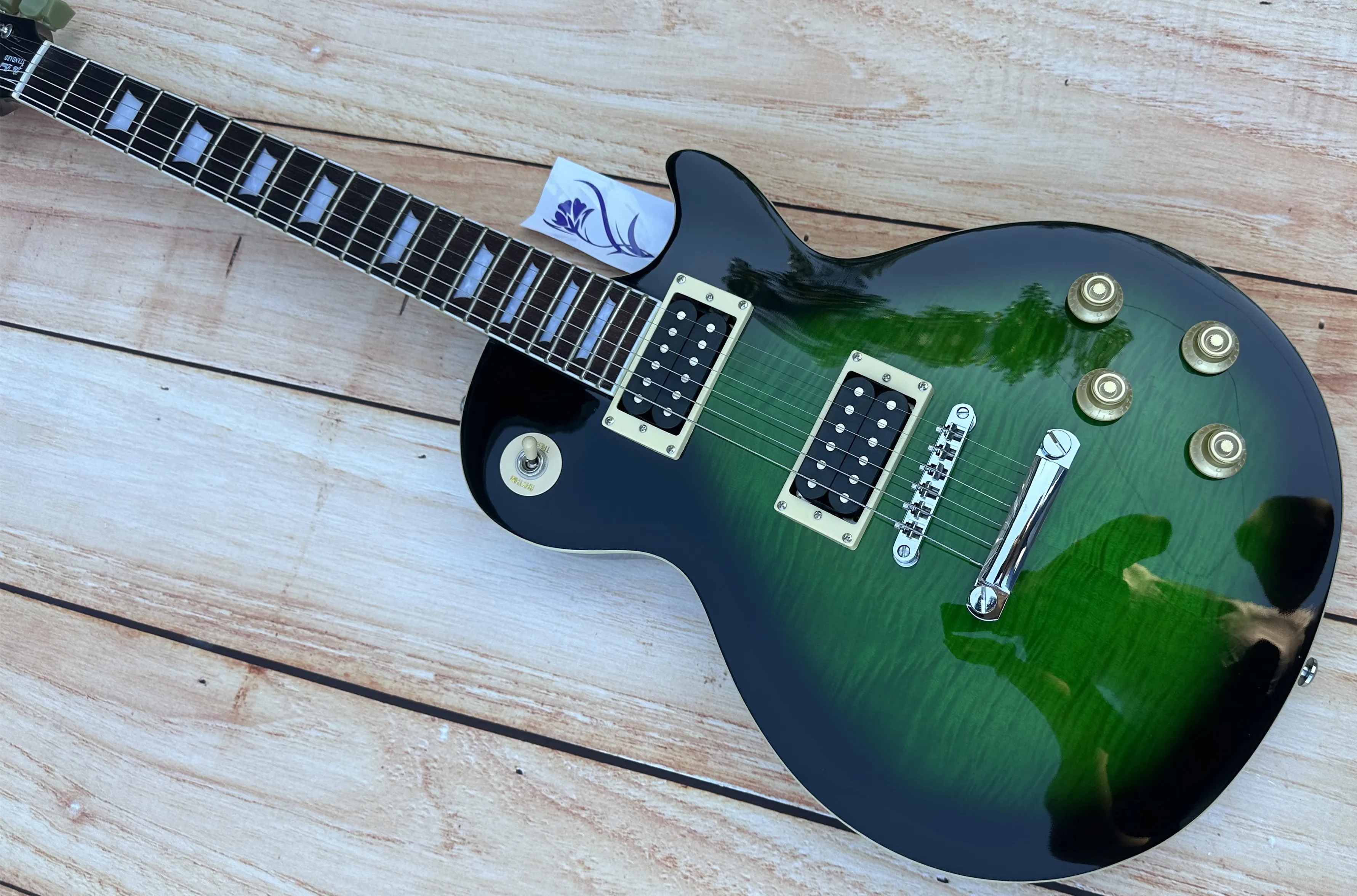 

Стандартная электрическая гитара, узор питона, зеленого тигра, градиентный цвет, подписанный, зеленый ретро тюнер, фонарик