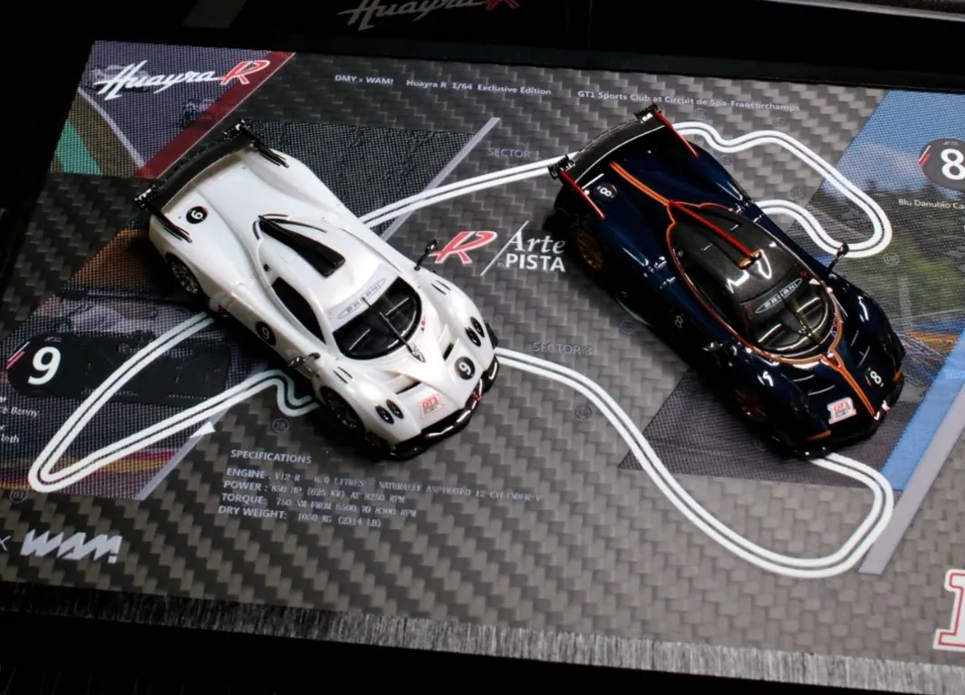 Фото В наличии: Набор из двух моделей DMY×WAM Huayi R GT1 Nürburgring в масштабе 1:64 — миниатюрные реплики автомобилей из смолы, предмет декора для взрослых. №2