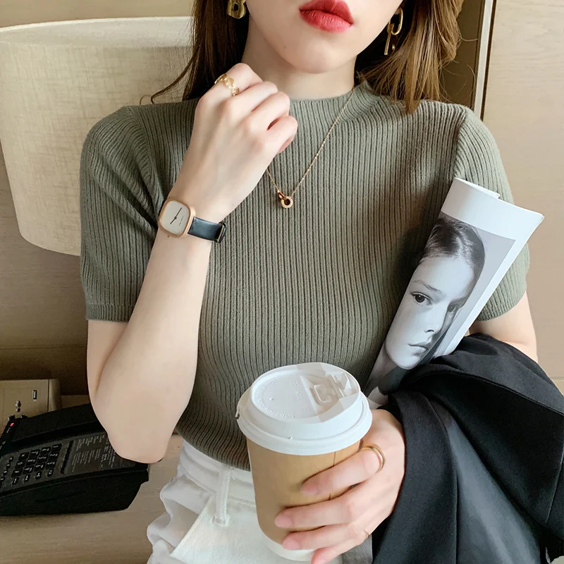 

Женская трикотажная футболка с облегающим топом на лето