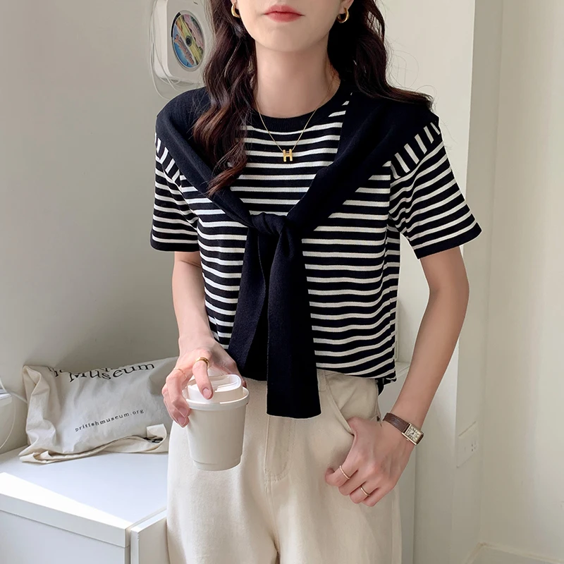 

Женская футболка в полоску, с коротким рукавом и графическим принтом