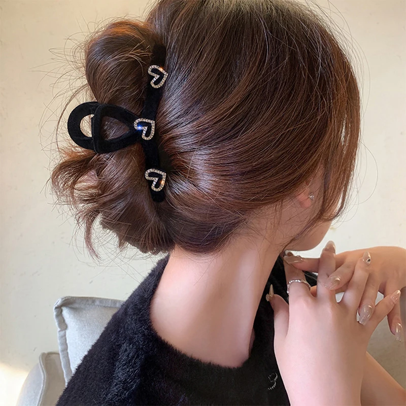 

Large Claw Clips For Girls Bath Barrette Lady Headdress Elegant Flocking Hair Claw Women Girl Heart Rhinestones Hair Claws Crab