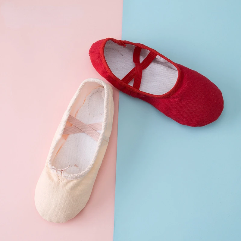 

Балетки детские кожаные с мягкой подошвой и кошачьими крапанами