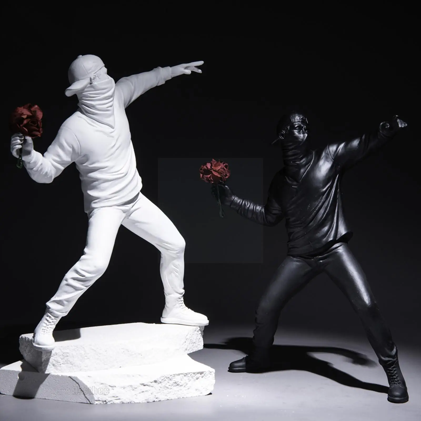 

Anti-War Flower Throwing Boy Resin Boy Art Deco Ornament Decor Figure Sculpture Home Luxury White Light Black Art Room Crea M7W6