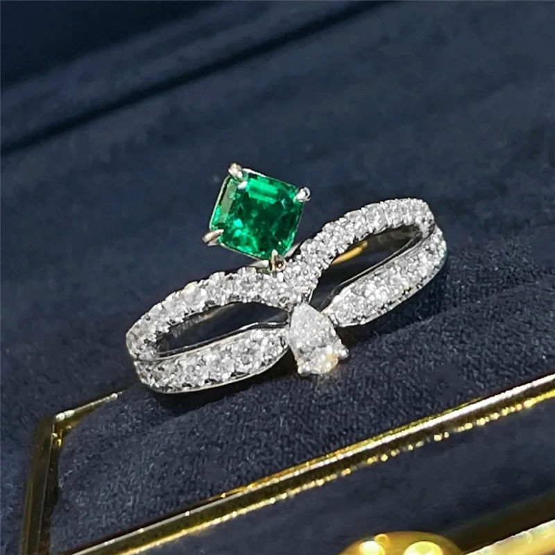 Женское кольцо из серебра пробы с квадратным изумрудом