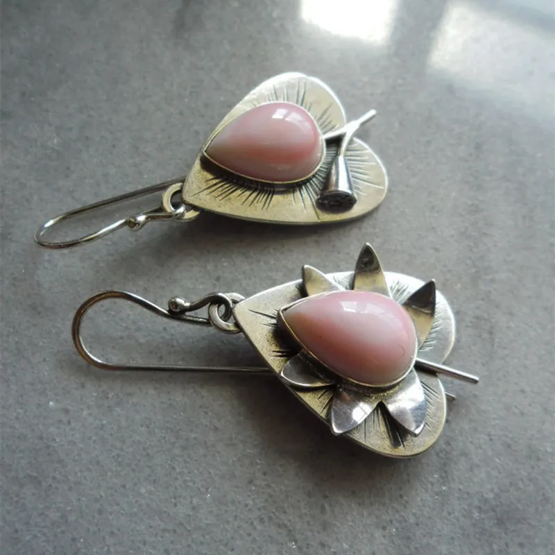 

Elegant Women Asymmetric Heart Plant Inlaid Pink Stone Earrings Fashion Metal Hand Carved Pattern Drop Earrings Love Jewelry