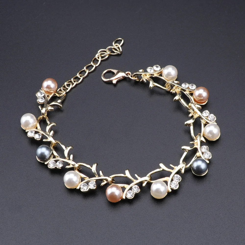 Ожерелье и серьги из искусственного жемчуга