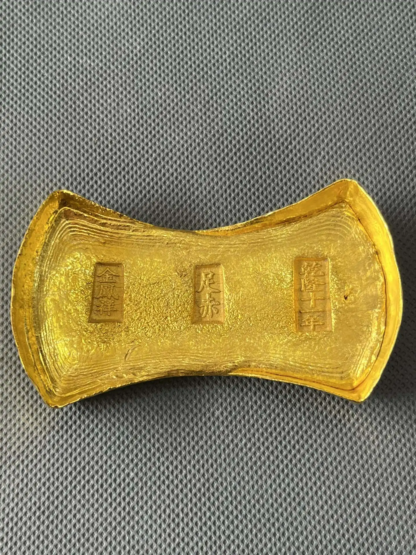 

Китайская античная коллекция, статуя императора рутниста Цин, большая золотая балка, золотой слиток, семейное украшение, металлическое рем...