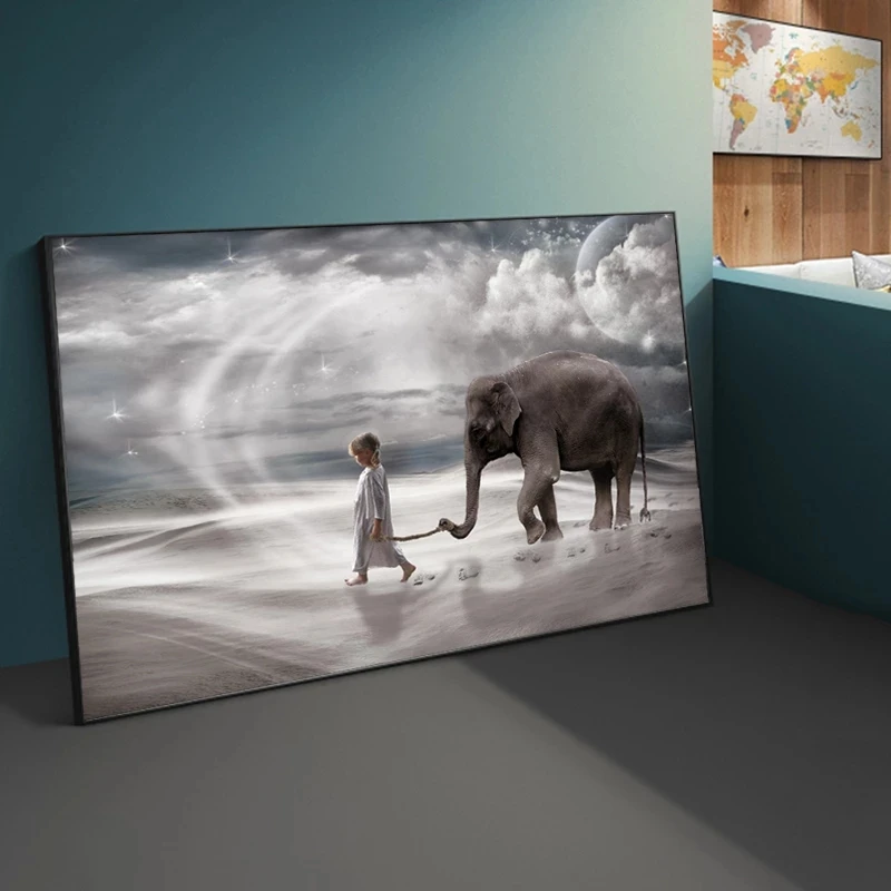 Маленькая девушка держит фотографию искусственную стены пустынный пейзаж