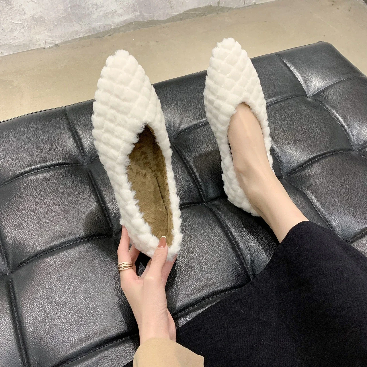 

2023 Autumn and Winter New One Step Women's Shoes Korean Series Pointed Toe Diamond Checker Flat Bottom Fur Shoes