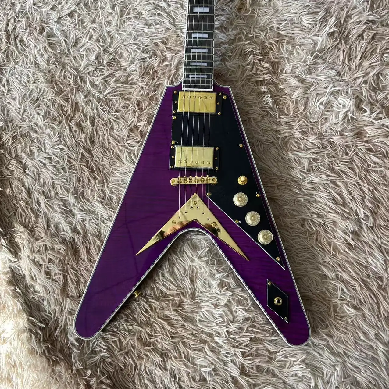 

Heterotypic V-shaped integrated electric guitar, grape purple body mahogany, rosewood fingerboard point inlay, mahogany track, L