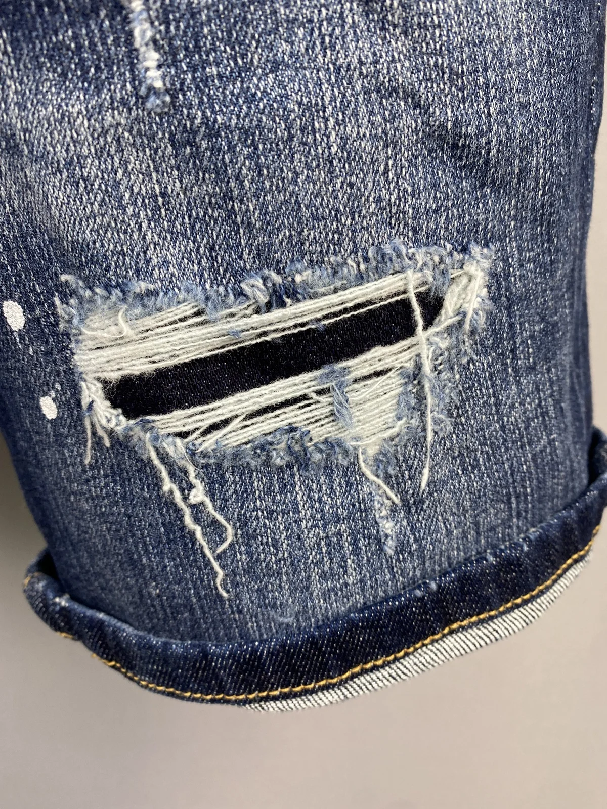 2023 Summer New D2 Jeans Trendy Men's 5/4 Denim Shorts Fashion Slim Fit Elastic Speckled Ink Shorts Men's Trendy Hole