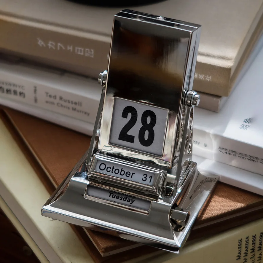 

Металлический настольный календарь