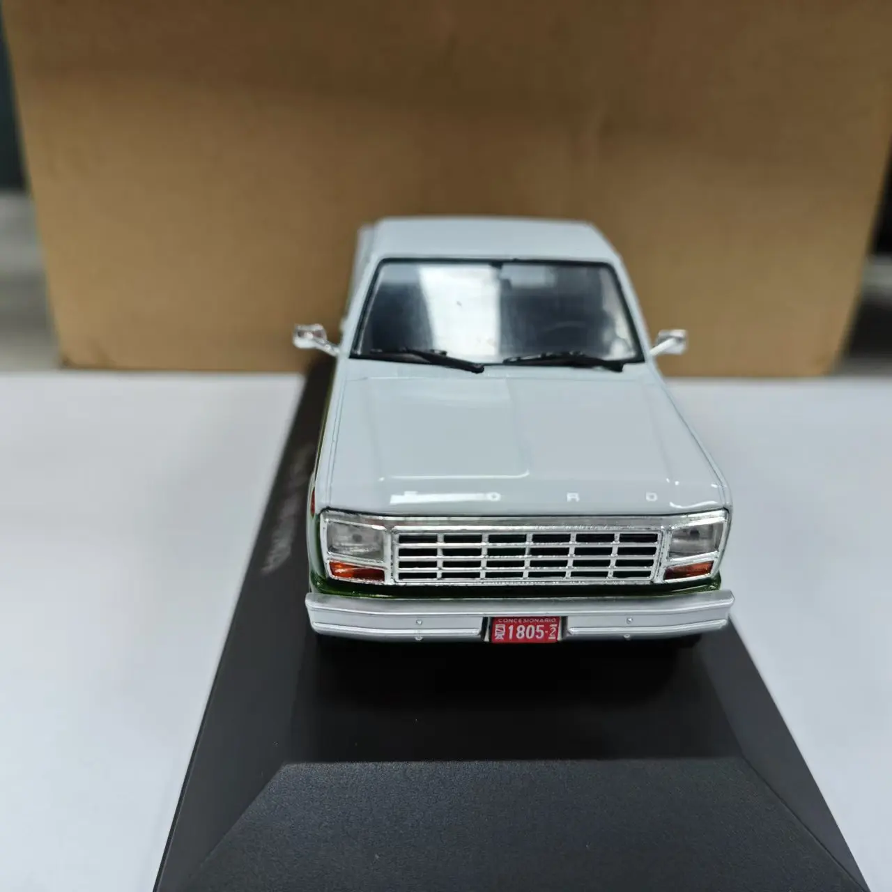 F-100 (1982) Литой под давлением 1:43 Классический автомобиль Игрушки Модель Подарки
