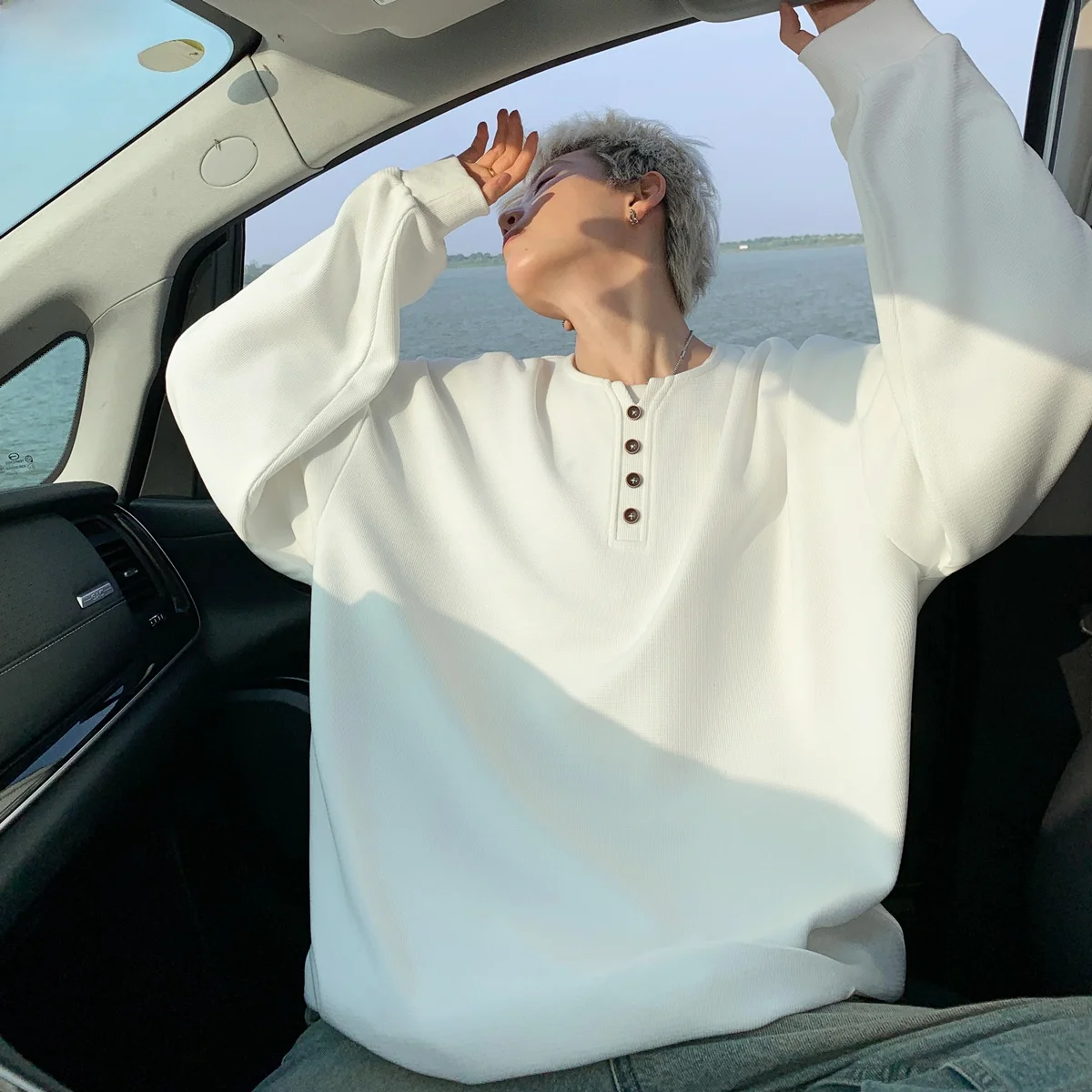 Дизайнерская рубашка с V-образным вырезом и длинными рукавами. Мужская осенняя