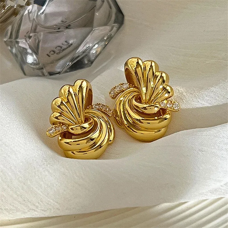 

2022 New vintage decorative INS style metal earrings high quality female earrings with irregular rhinestone classic earrings