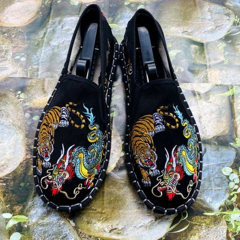 Туфли с вышивкой Old Beijing тканевые с цветами для парней мужские мокасины-Gommino Студенческая Повседневная обувь модный Национальный китайский стиль