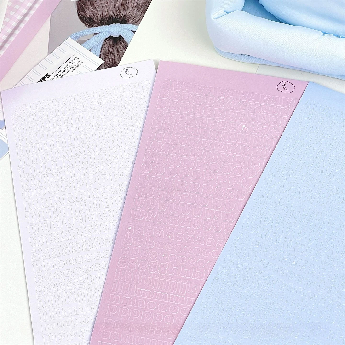 

Набор из 3 цветных наклеек с буквами