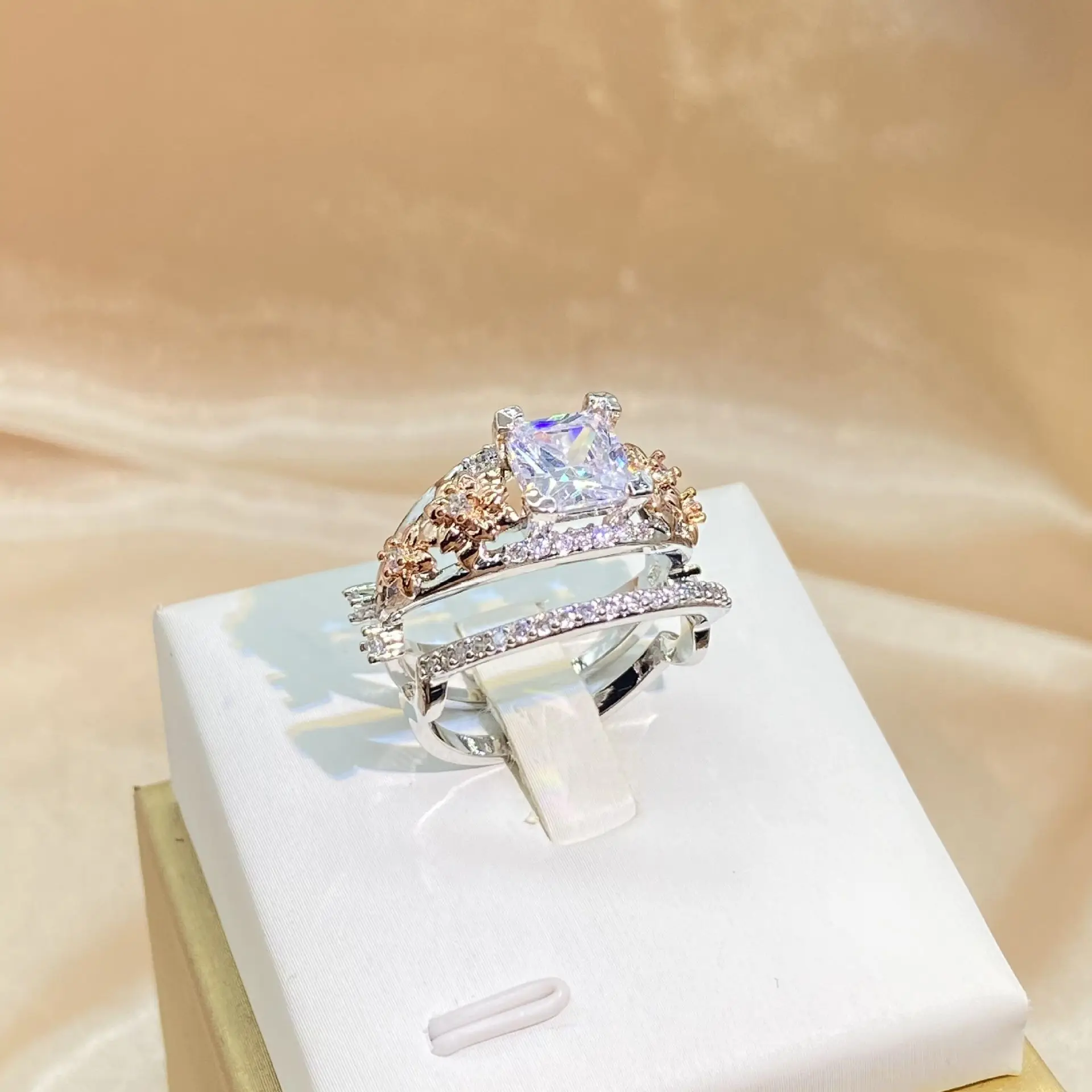

Creative 2PC Two-Piece Set Of Flowers Couple Rings For Women With Openwork Square Crystal Full Of Diamond Wedding Gift Jewelry