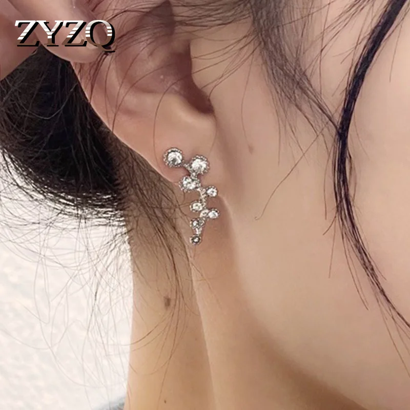 

ZYZQ Simple Metal Curved Geometric Rhinestone Stud Earrings for Women Temperament Small Fresh Earrings Trend Jewelry Accessories