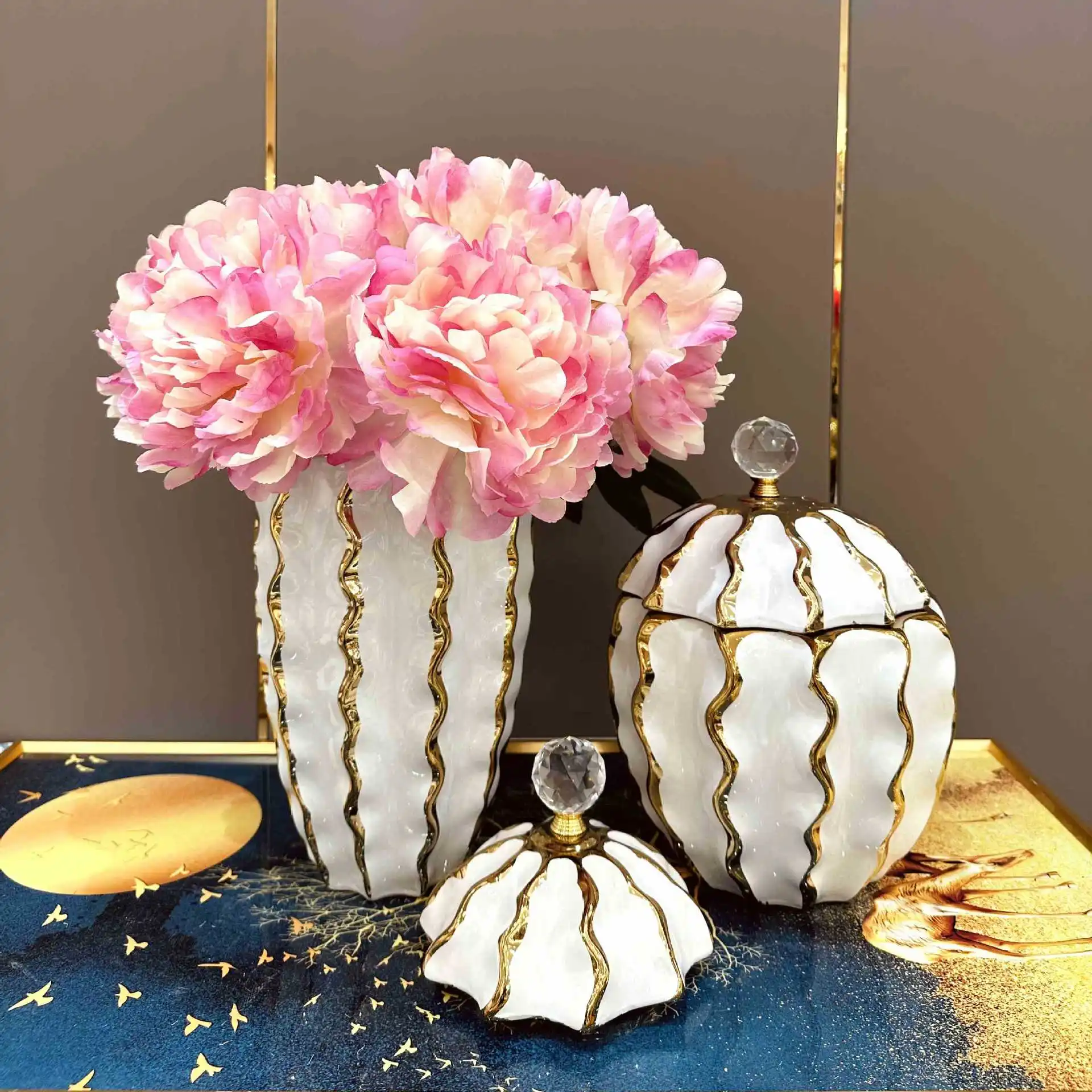 

Gold-plated striped ceramic storage tank with lid, universal tank, ceramic vase, tabletop decoration container, storage tank
