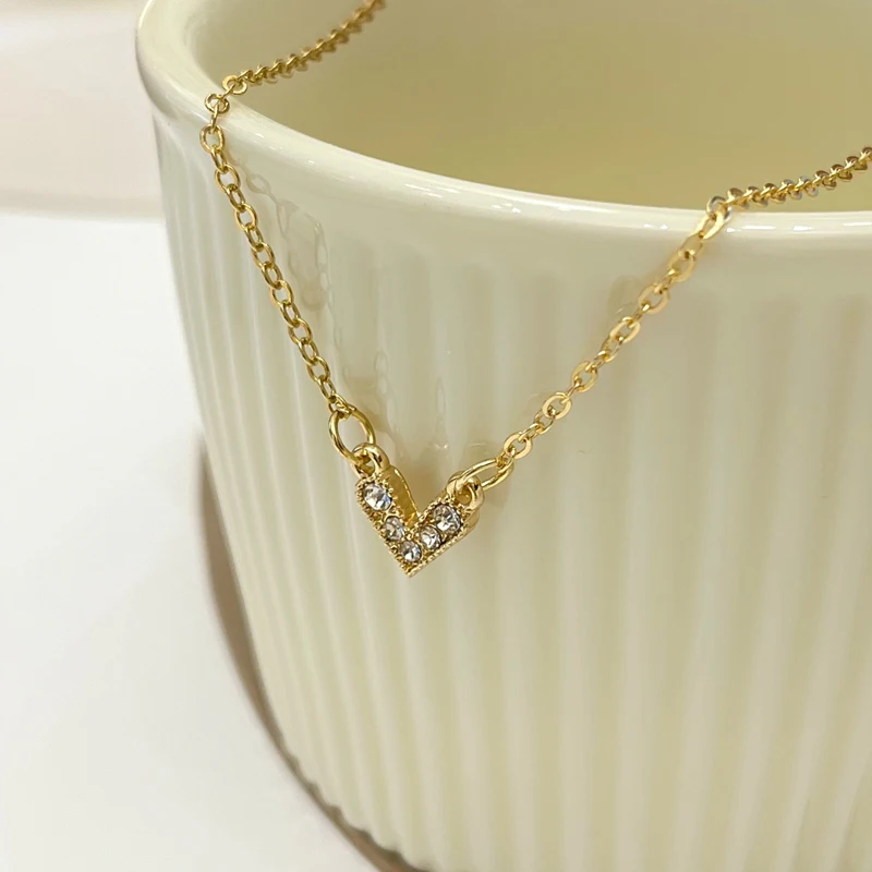 Женское ювелирное изделие колье с цепочкой серебристым покрытием и маленьким