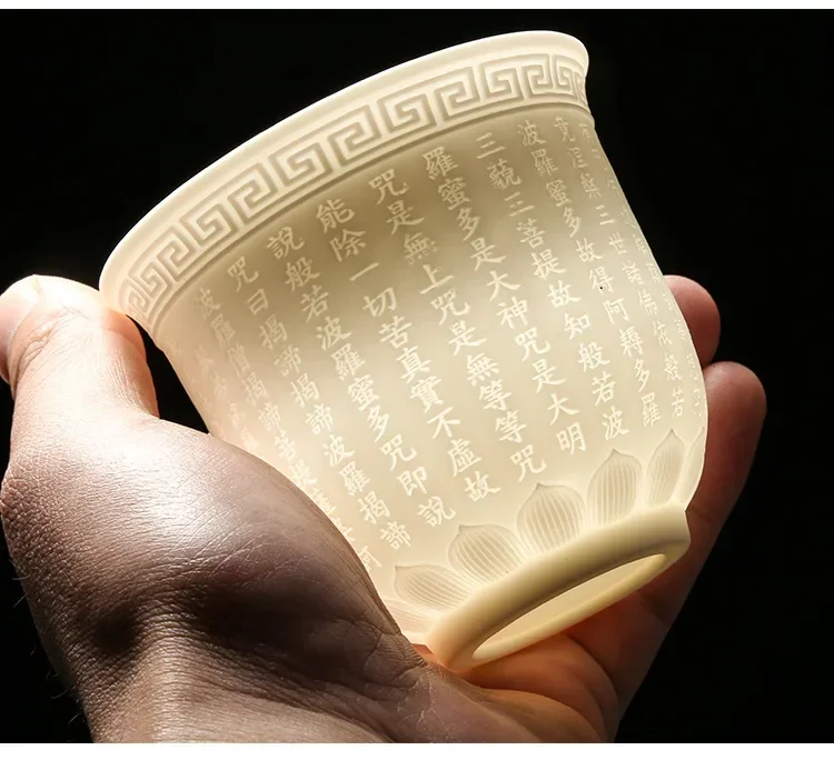 

Китайская белая фарфоровая чашка