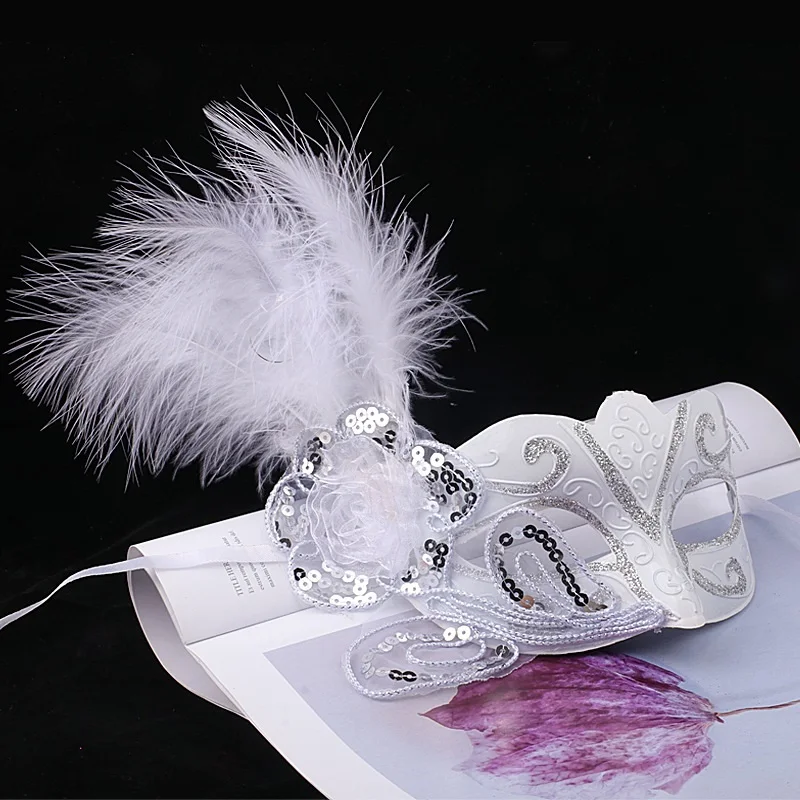 

Венецианская маска принцессы с перьями