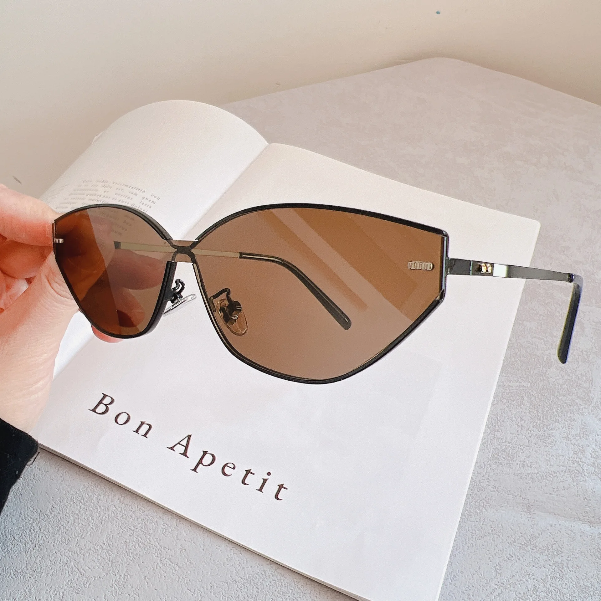 Y2K ретро тонкие солнцезащитные очки с металлическими заклепками кошачий глаз