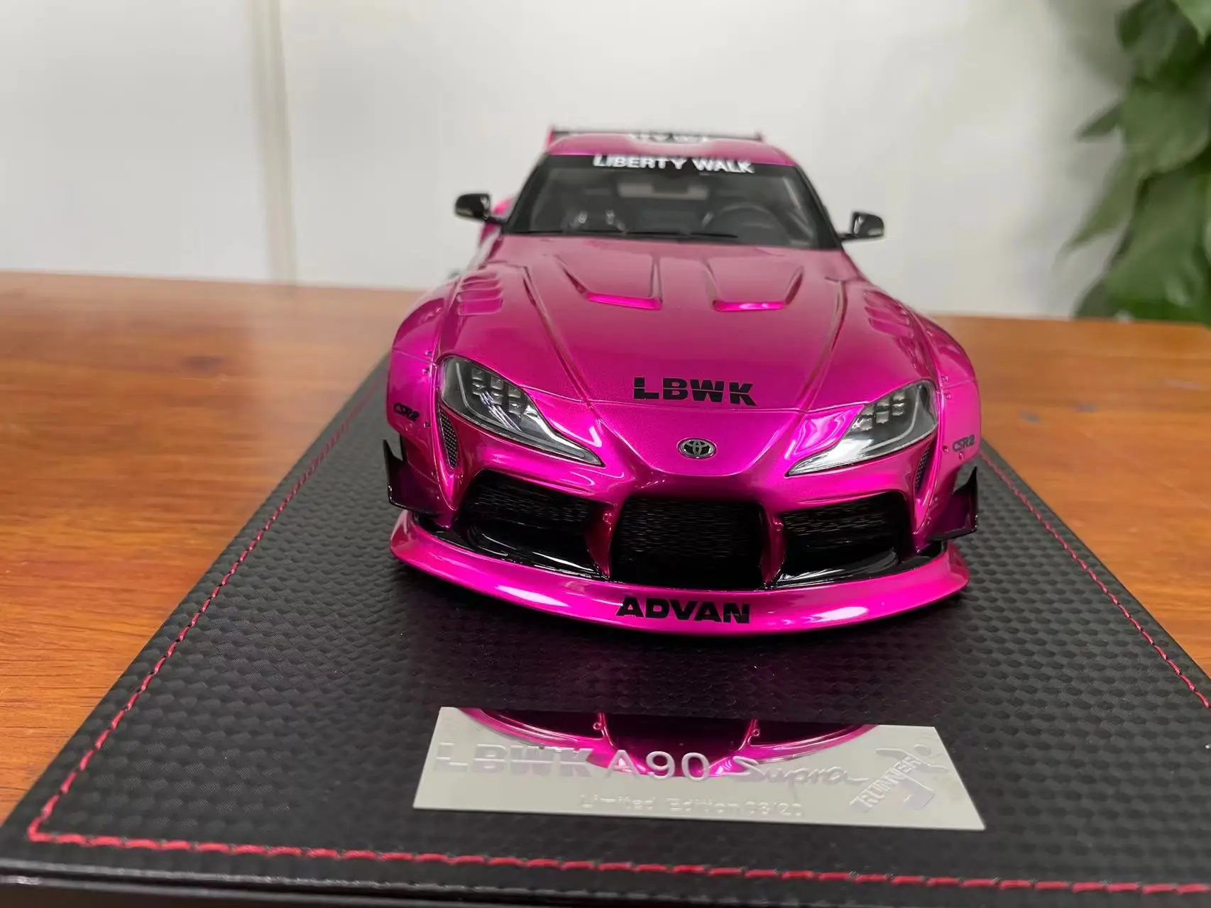 Модель Runner 1/18 LBWK Toyota Supra A90 в электро-оптическом розовом корпусе ограниченная