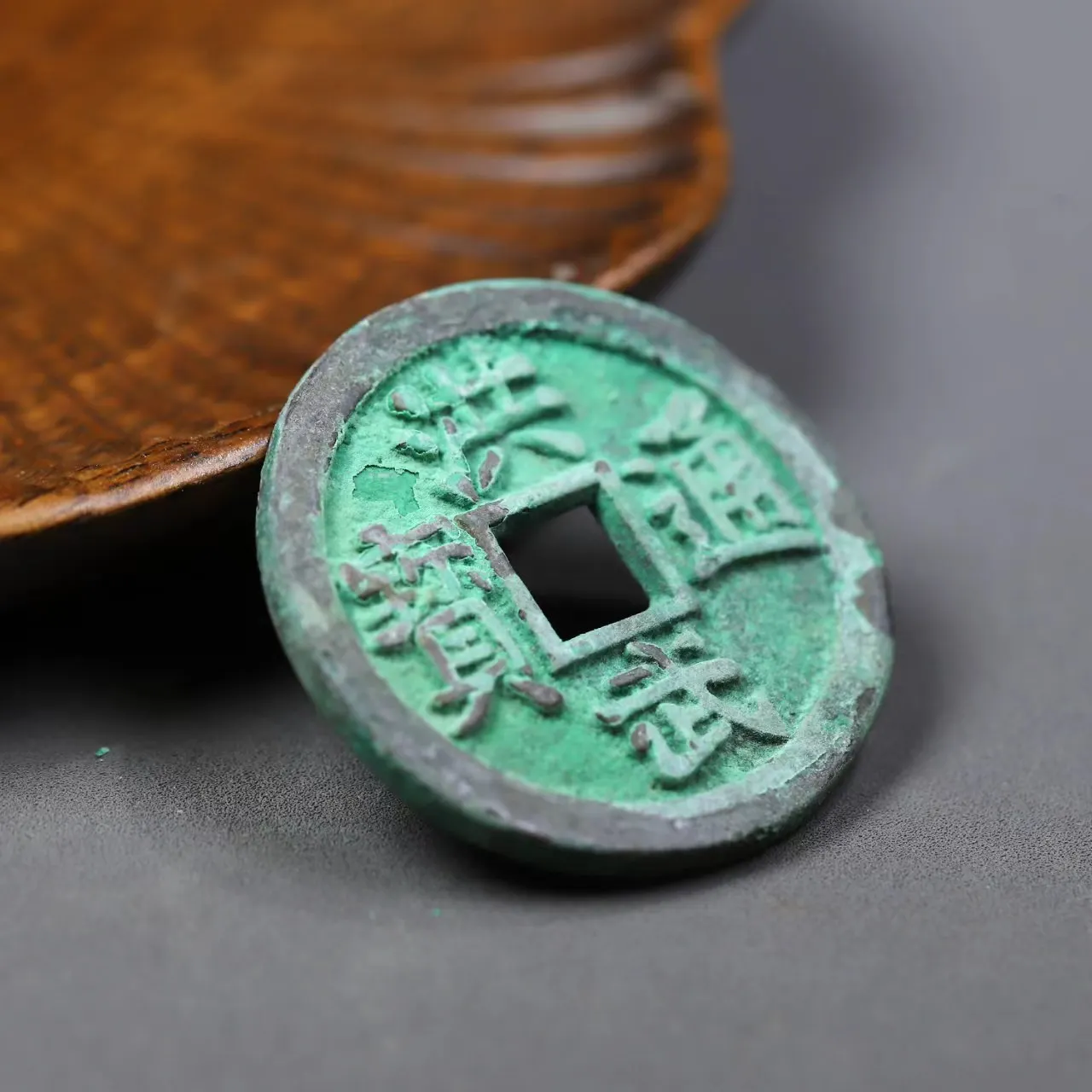 Классические Медные деньги Hongwu Tongbao назад две глубокий зеленый амулет с вышивкой