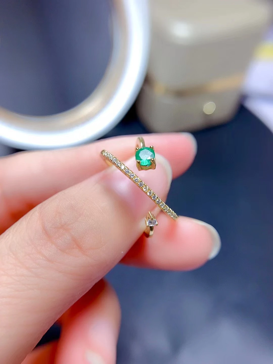 Женское кольцо с изумрудом