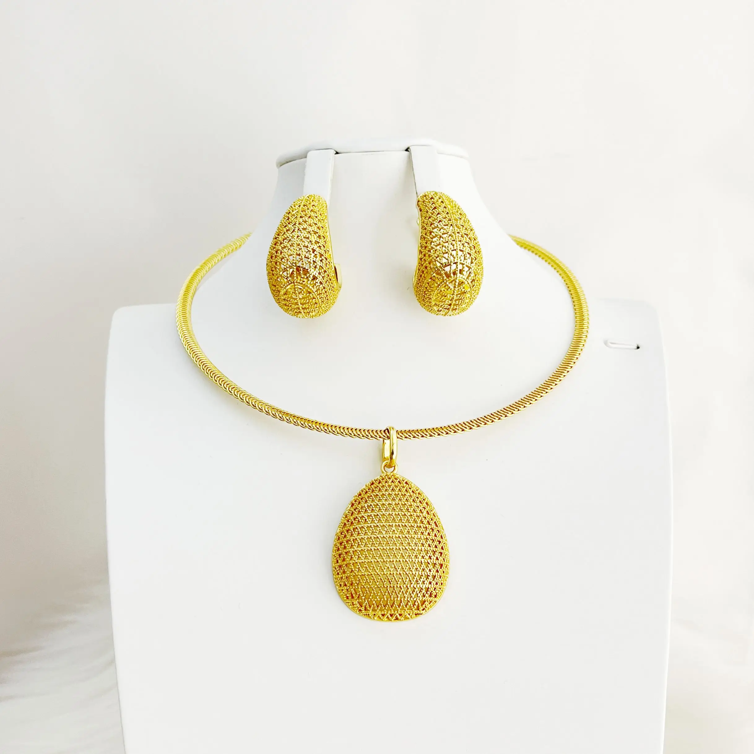 Комплект из колье и серёг золотистого цвета |