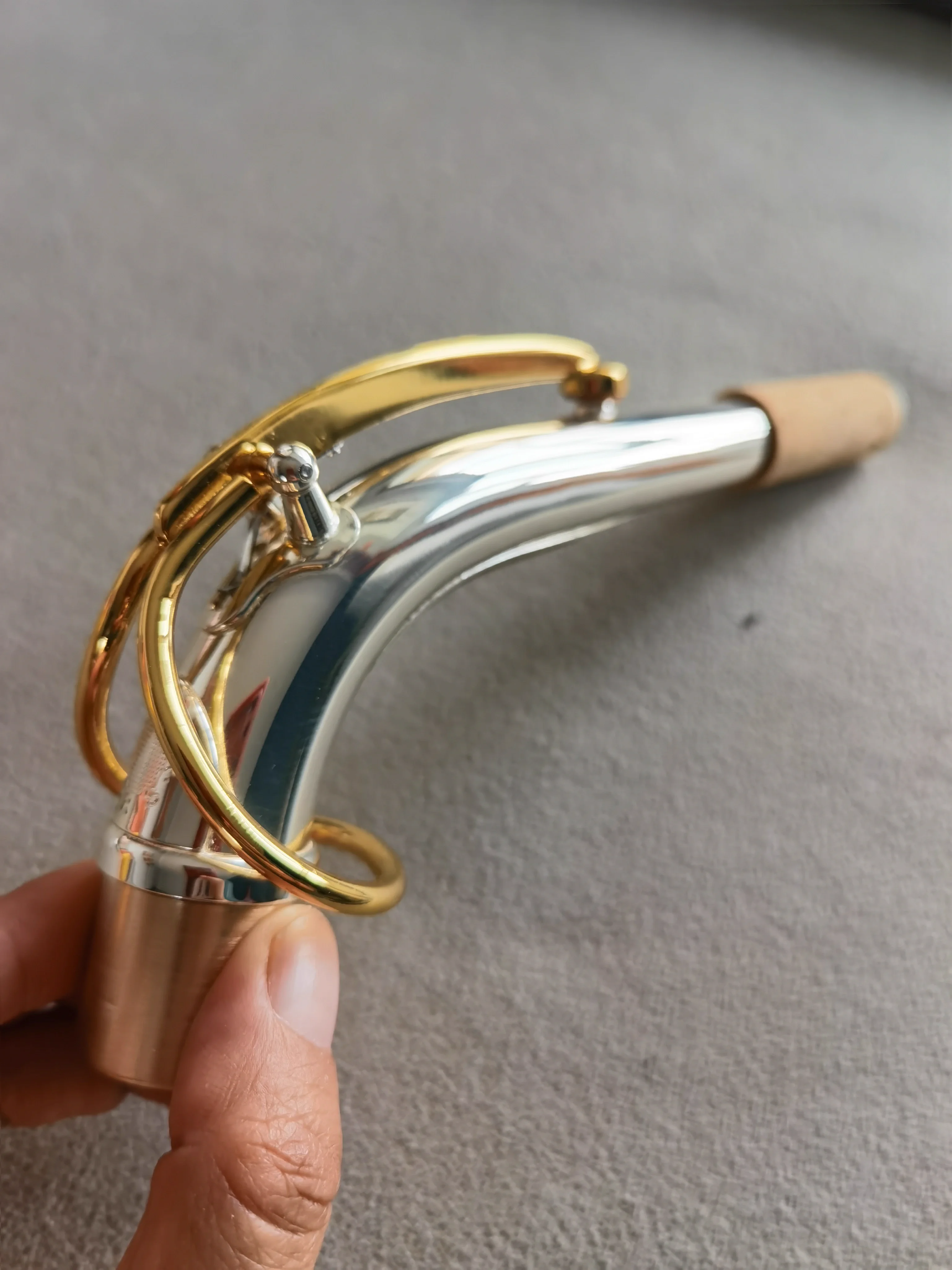 Посеребренный плоский альт-саксофон E с изогнутой шейной нитью и хорошим звуком.