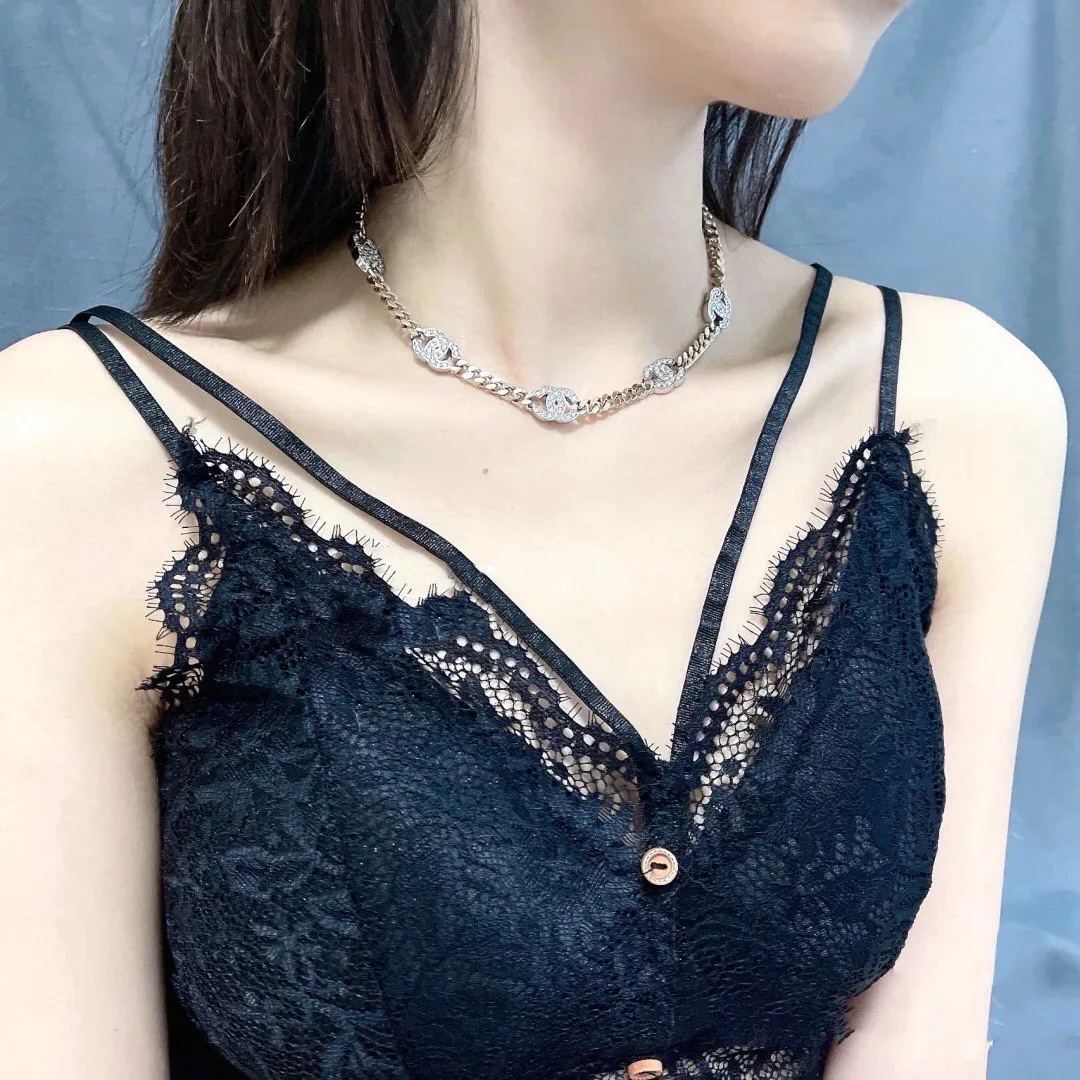 CHANEL Женское ожерелье
