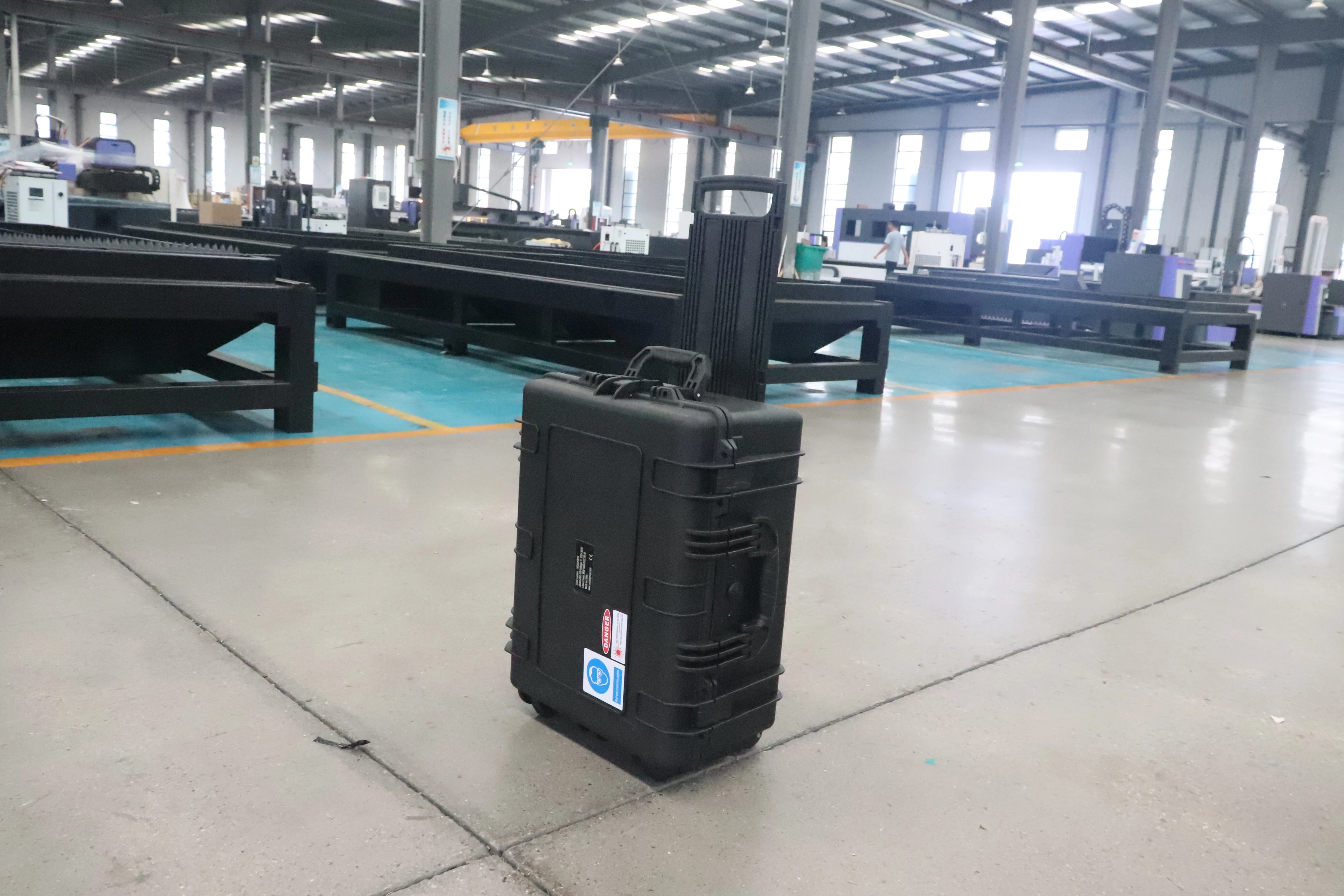 Фото Портативный импульсный лазерный очиститель Acctek 300W/500W, 40 кг, для удаления коррозии с металла, лака с дерева, обновления камня и строительных конструкций №2