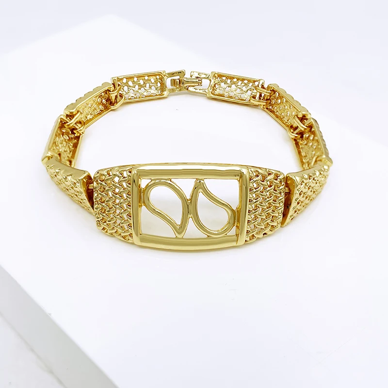 Комплект женских ювелирных изделий из колье и серёг