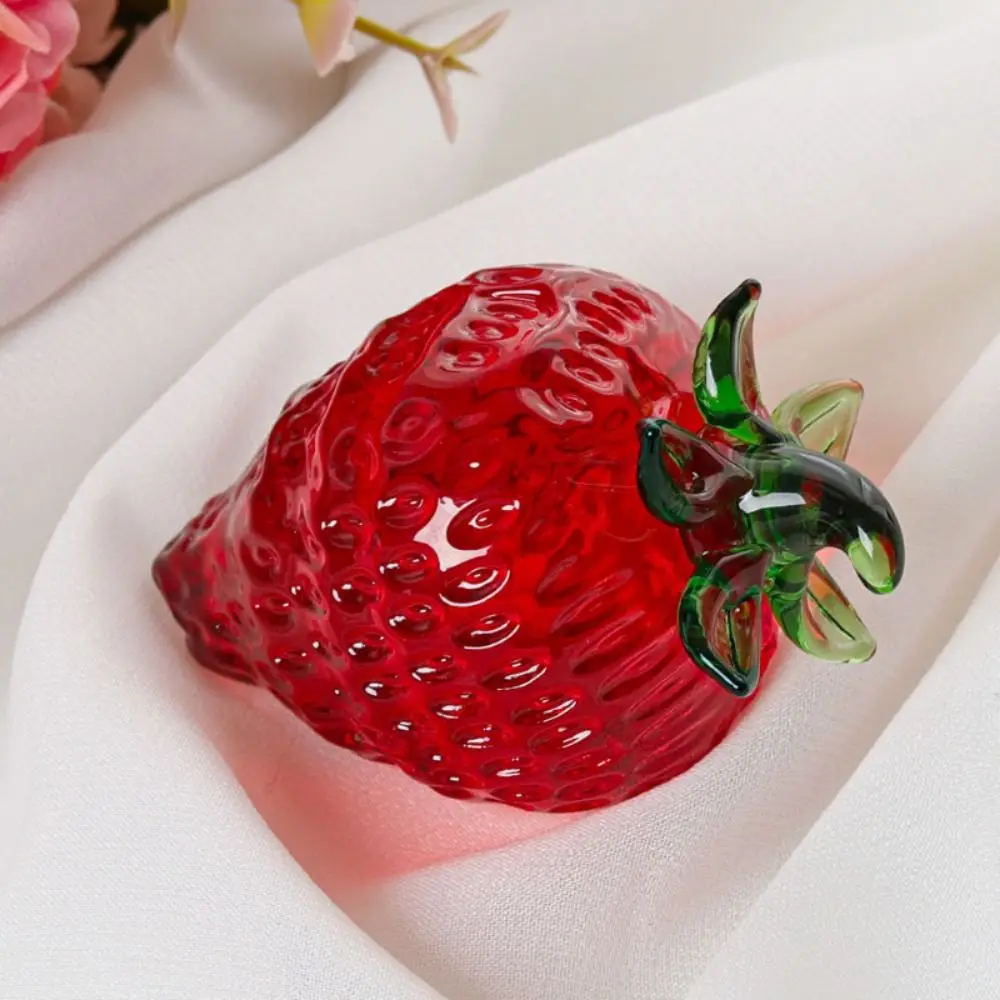 

Маленькая кристаллическая клубника ручной работы, белые кристаллы, настольные изделия, реалистичный цвет, талисман, клубника, скульптура, украшение для дома