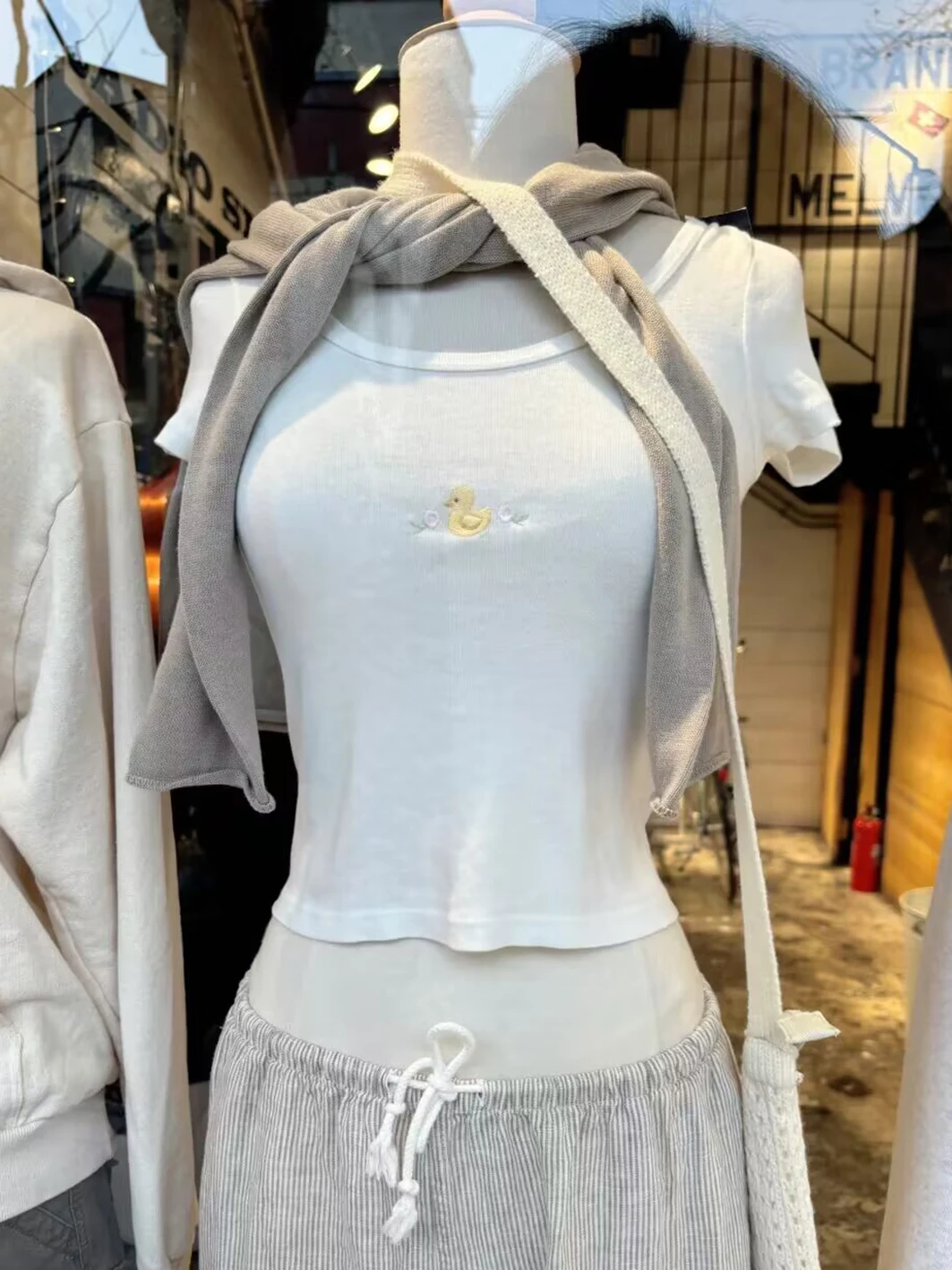 Женская футболка с круглым вырезом коротким рукавом и