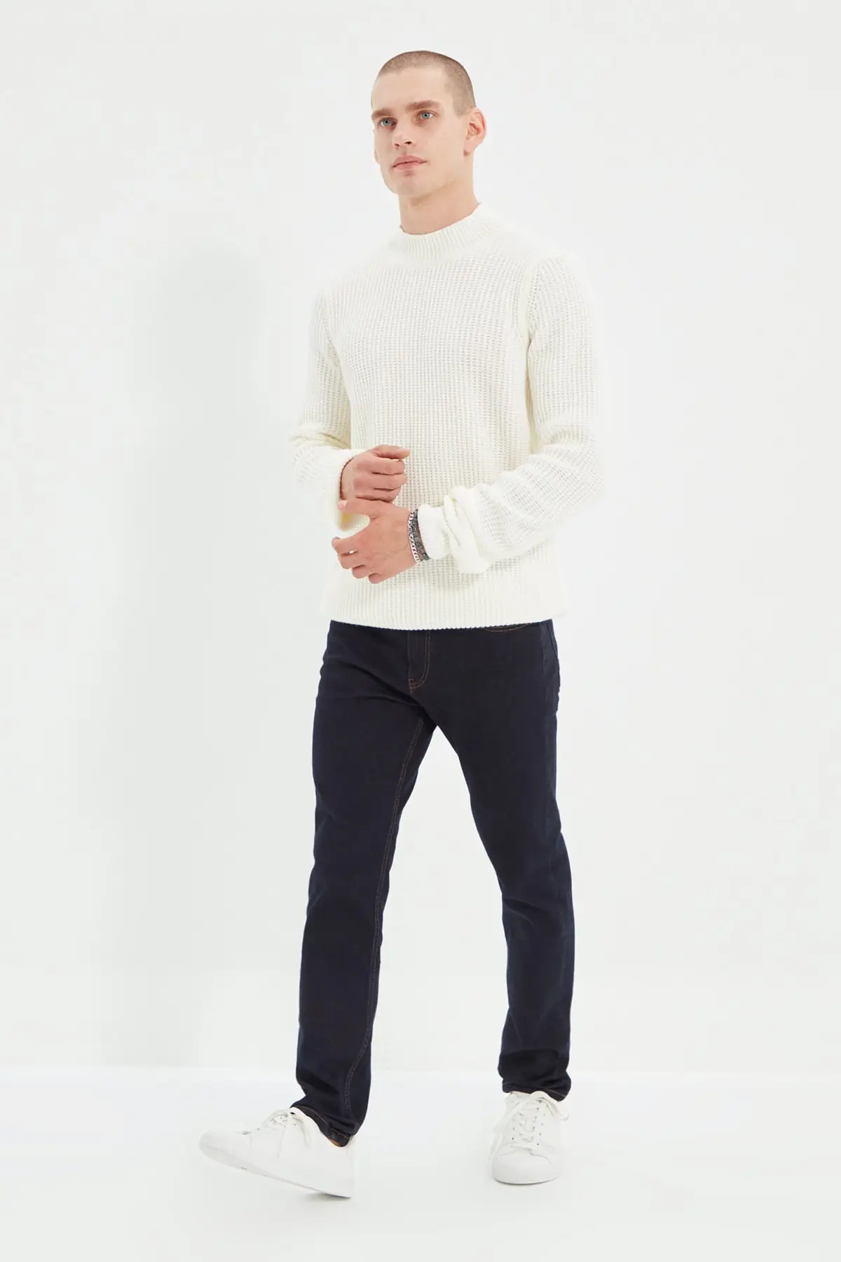 

Мужские облегающие джинсы с эффектом потертости