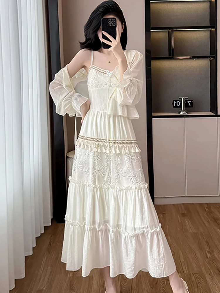 Летнее белое платье на бретельках с кисточками и рюшами + блузки блестками