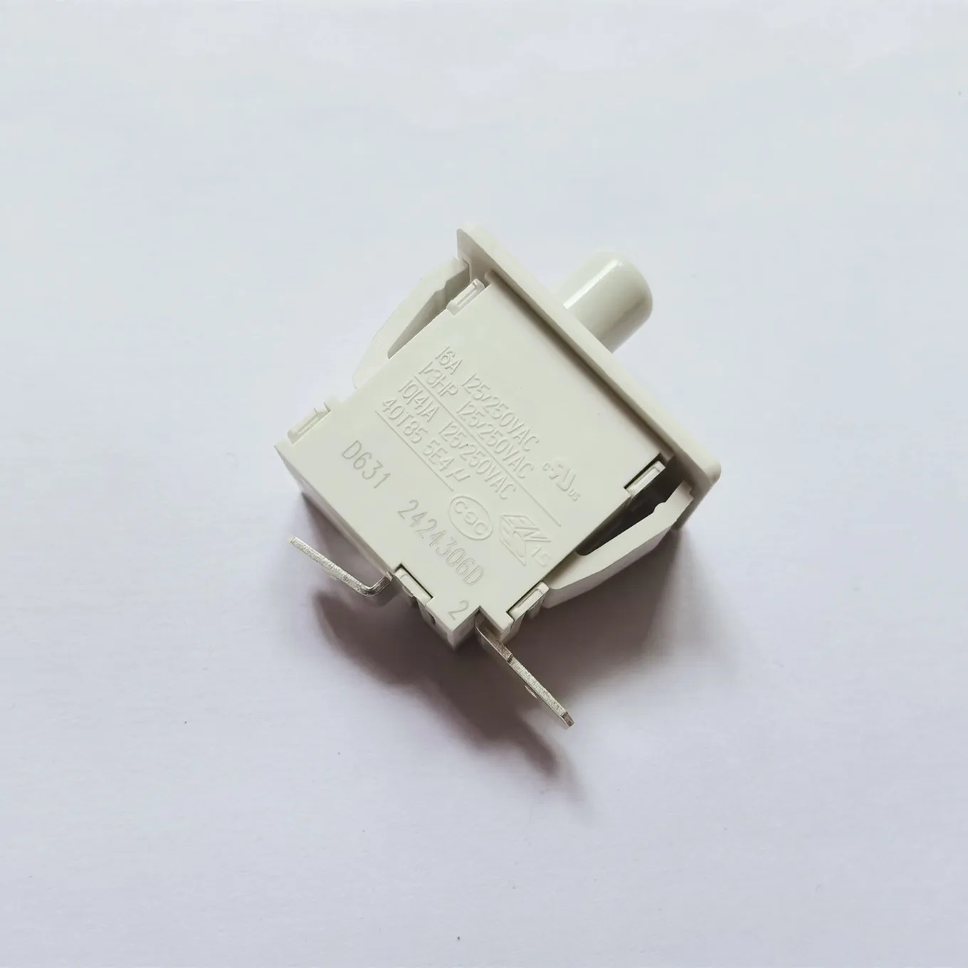 

Пластиковый переключатель MaXueZhong D631M-AA1-01 16A 125/250VAC