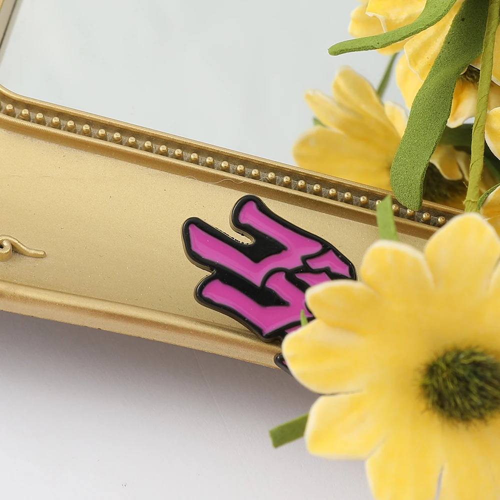 Классический жесткий эмалевый значок в виде мультяшного аниме Джоджо с