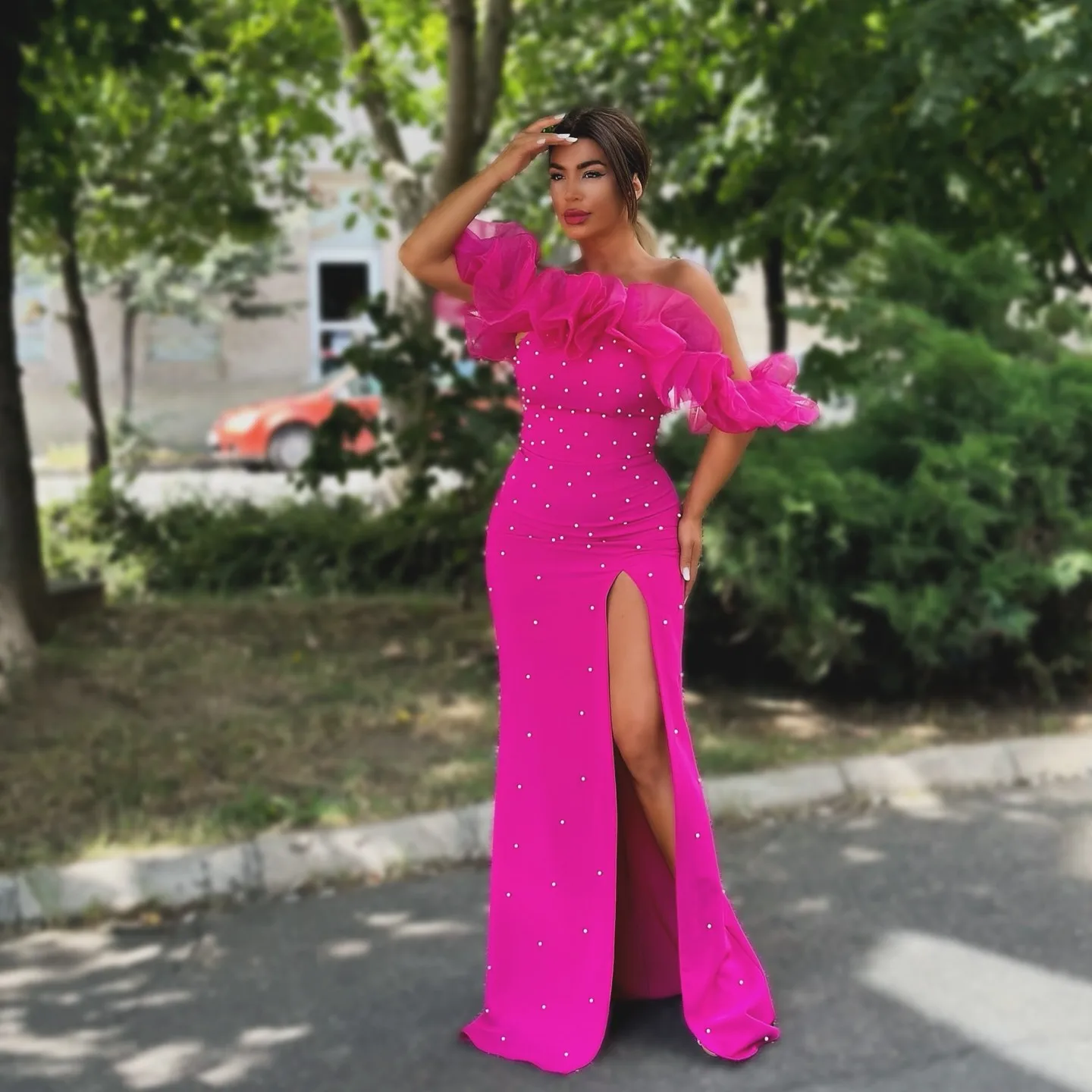 Длинное вечернее платье с разрезом оборками