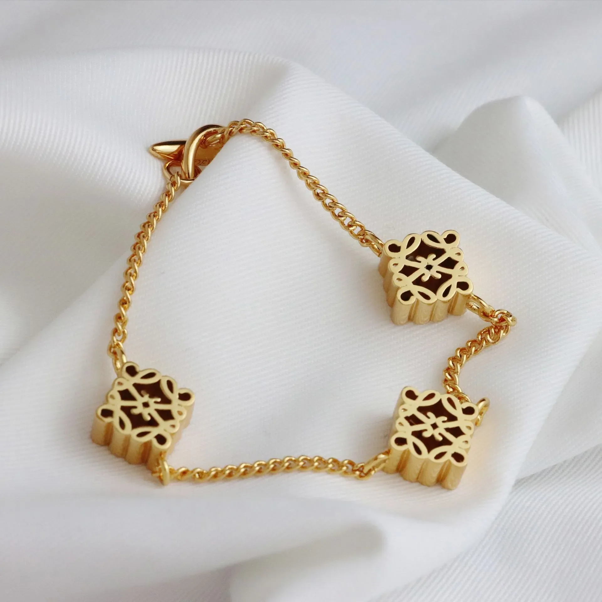 

Женский браслет из серебра пробы с полыми квадратными камнями