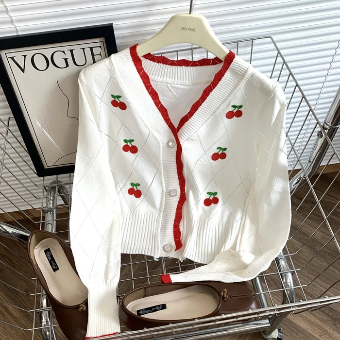 Женский вязаный кардиган с вышивкой вишни