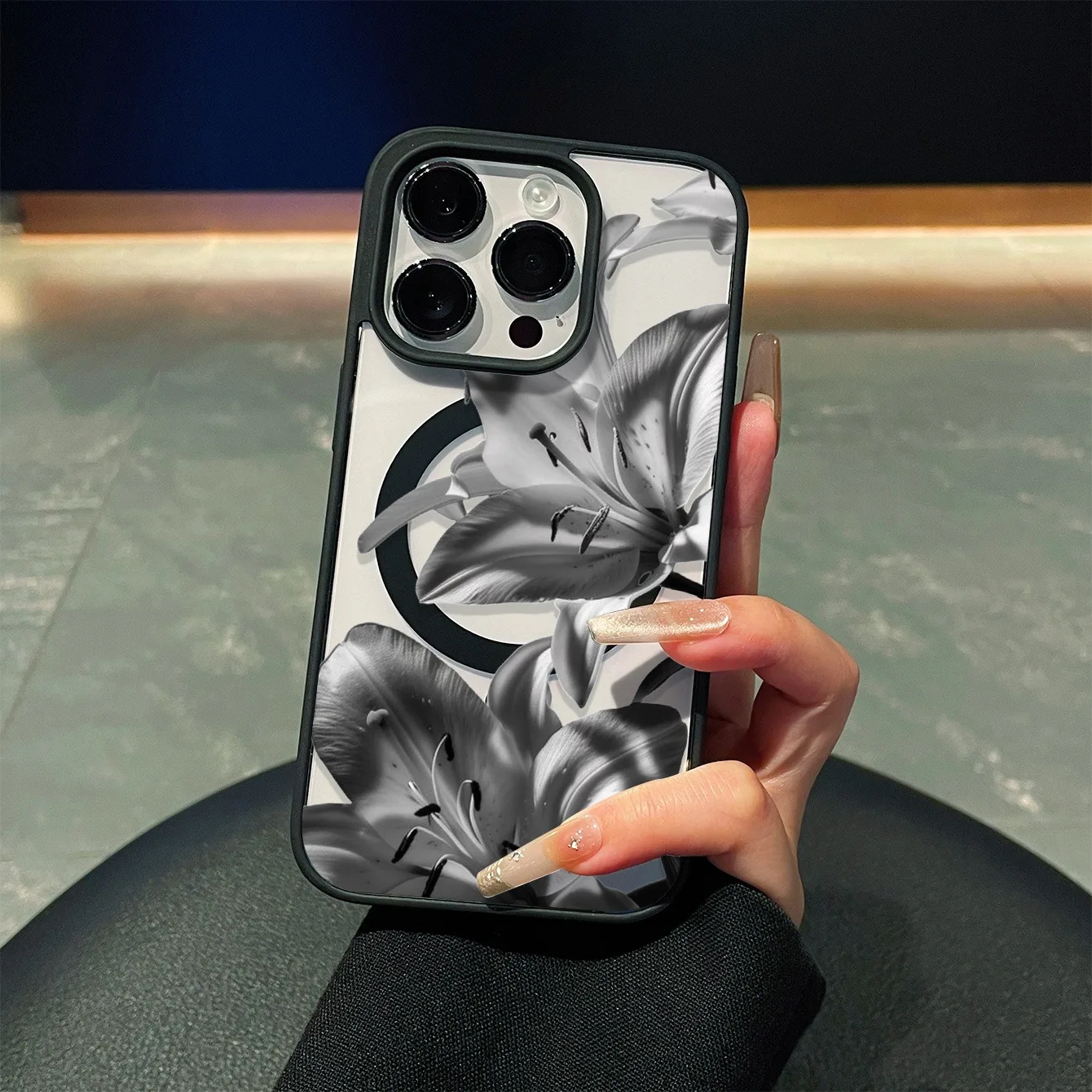Фото Прозрачный магнитный чехол для телефона с принтом лилий в серых тонах для iPhone 17, 16, 15, 14, 13, 12 Pro Max, 11, 16 Plus, 16e, 17e, 17Air №2